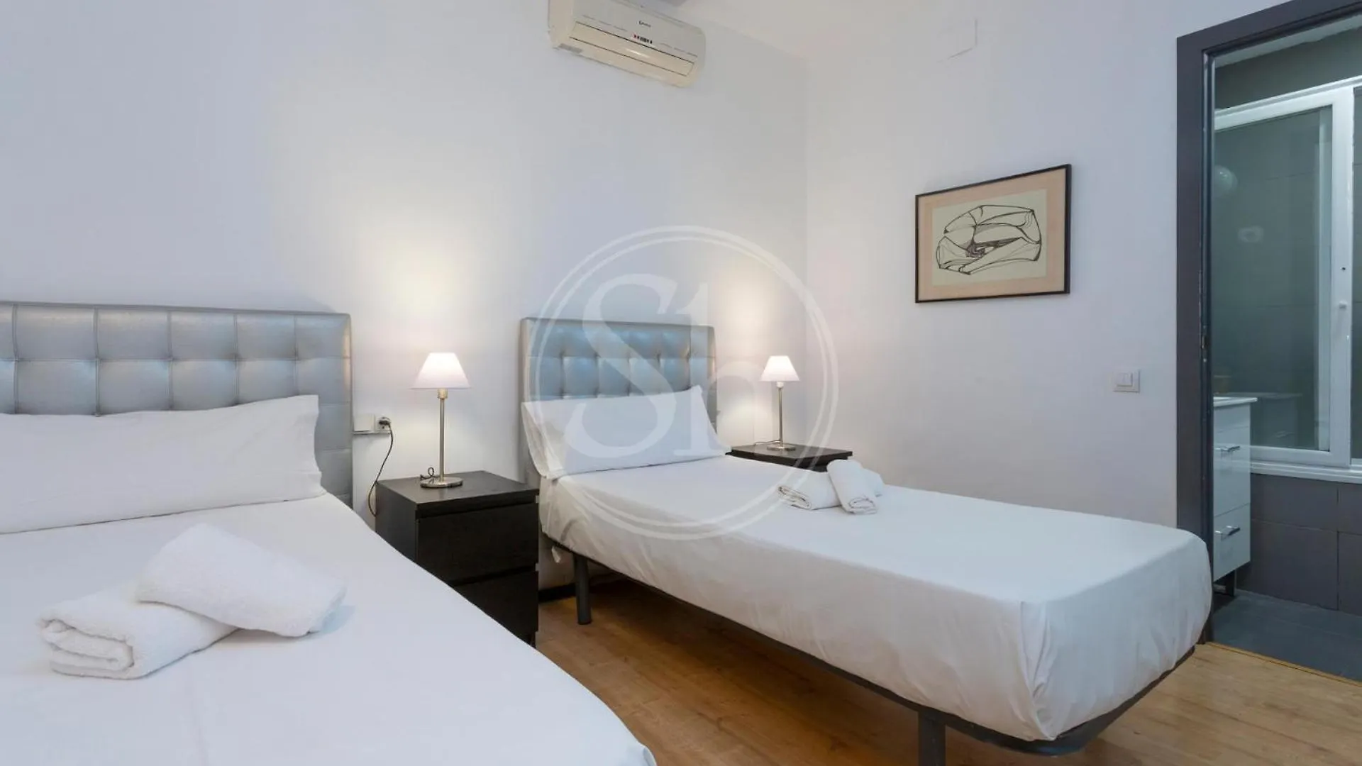 Cosy Apartment With Terrace 바르셀로나 0*,