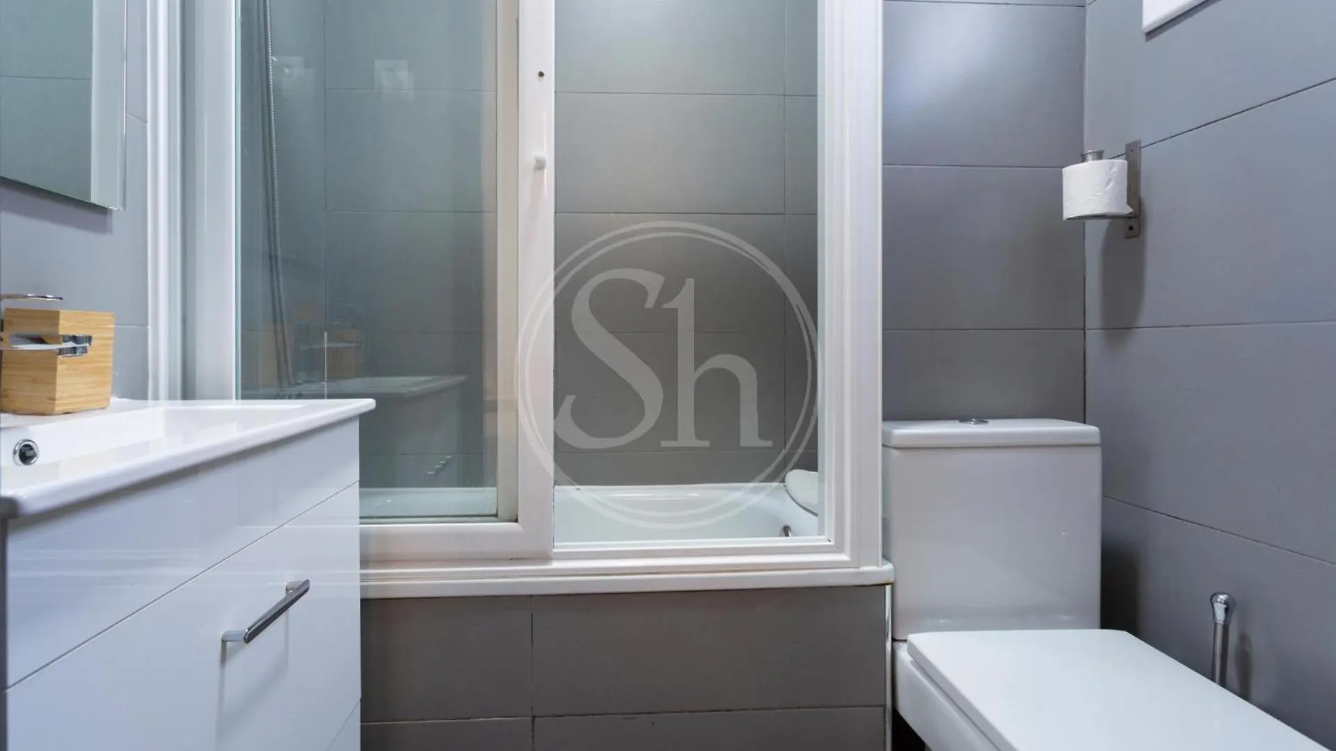 Cosy Apartment With Terrace 바르셀로나 0*,  스페인